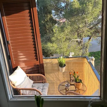 Summer Escape With Free Street Parking *