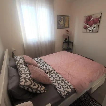 Summer Escape With Free Street Parking Apartament