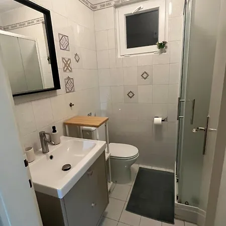 Summer Escape With Free Street Parking Apartament